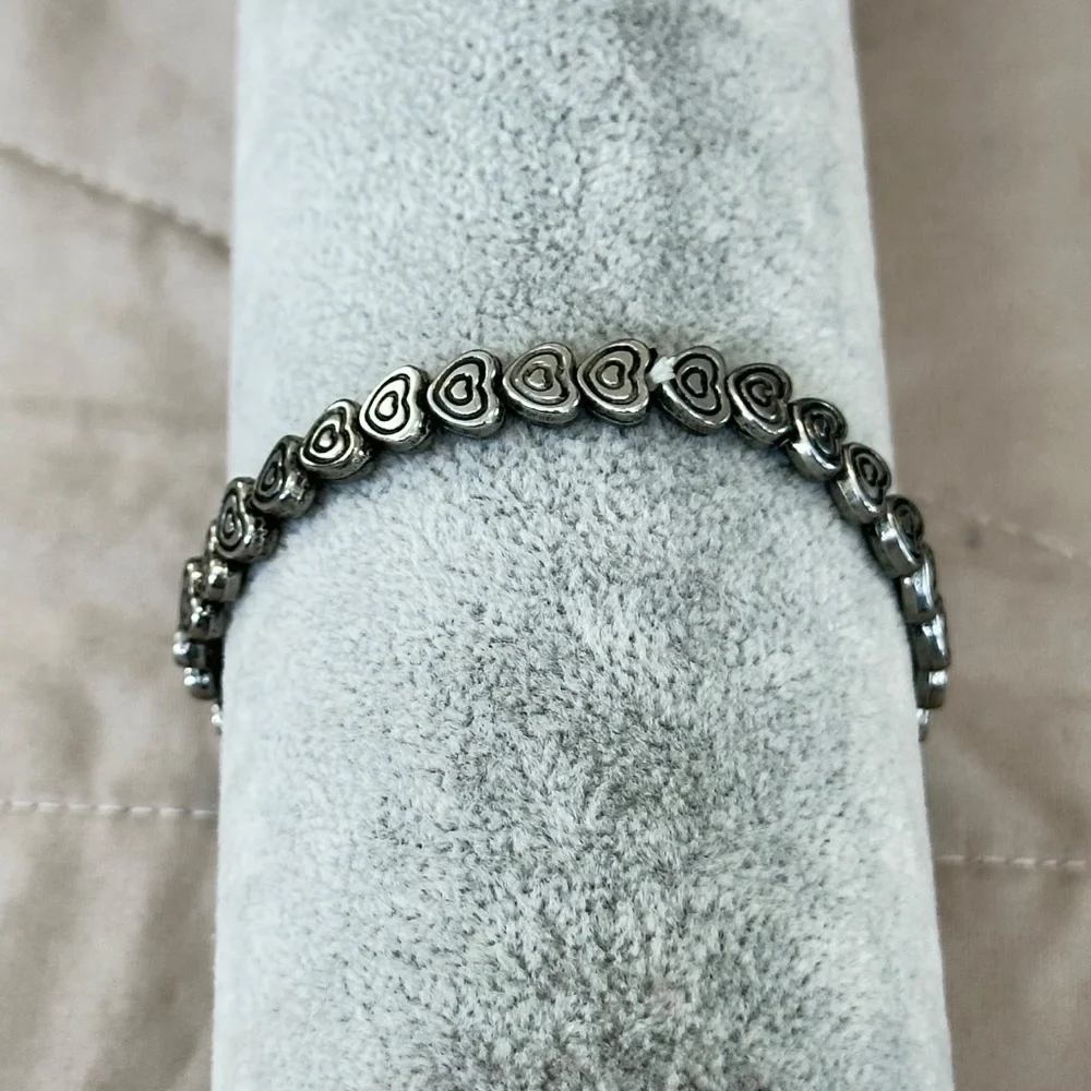 Silver tone stretchy bracelet w/carved Heart beads all the way around - Picture 4 of 13